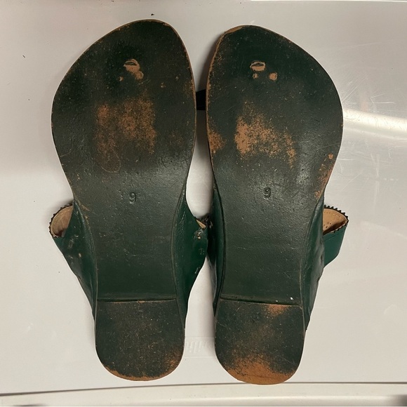 Indian Kohlapuri Flip Flop Sandals 9 Vegan Leather Wood Tassel Design Green - Picture 3 of 3